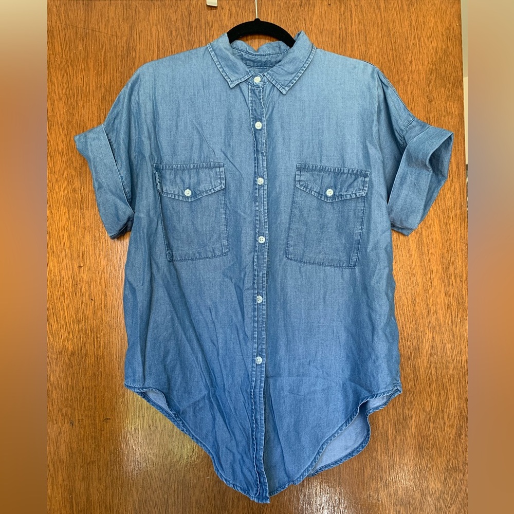 Short sleeve button-up shirt with tie detail